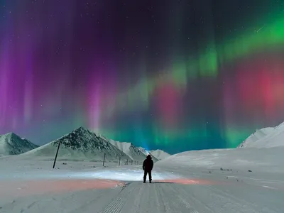 Чукотский фотограф снял красивейшее северное сияние в 30-градусный мороз -  KP.RU