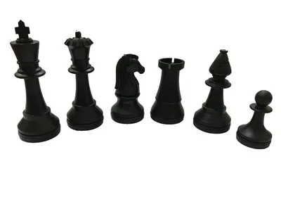 черно белые шахматные фигуры на шахматной доске · Бесплатные стоковые фото