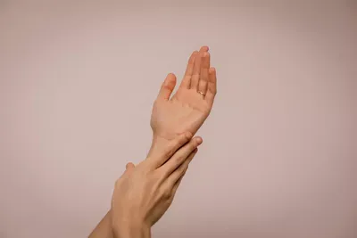 Изображение рук с проблемной кожей и веснушками