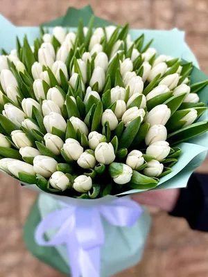 Затрапезные шикарные белые тюльпаны в картонной коробке предпосылка  деревенская Стоковое Изображение - изображение насчитывающей влюбленность,  романско: 68861615