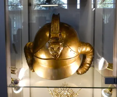 Великобритания отказалась возвращать России золотой шлем Александра  Македонского, найденный в ходе раскопок советскими археологами в 1971 году