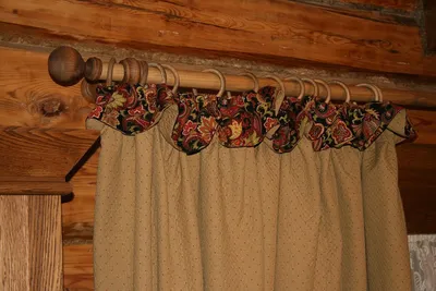 Шторы на дачу в деревянный дом на маленькие окна: оформление занавесками -  30 фото