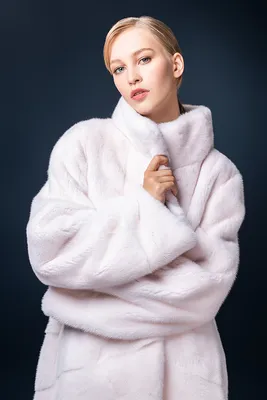 Шуба из нутрии с капюшоном Лилия женская модель цвет неоновый - купить по  цене 42 000 ₽ в Омске | МЕХАPLAZA Лилия