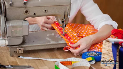швея на своем рабочем месте использует швейную машину для создания  различных предметов одежды Фото Фон И картинка для бесплатной загрузки -  Pngtree