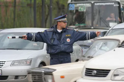 Сигналы регулировщика в картинках и таблица со всеми жестами с пояснениями