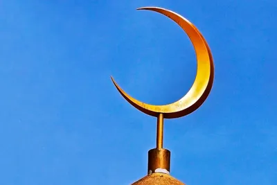 Полумесяц из золотых звезд как символ ислама на цветном фоне :: Стоковая  фотография :: Pixel-Shot Studio