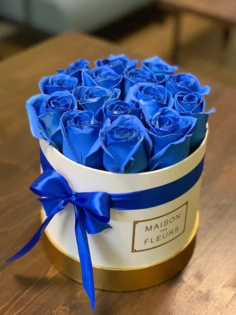 Подарок синий цвет. Синие розы в коробке. Букет синих роз. Синие розы в коробочке. Подарок синий.