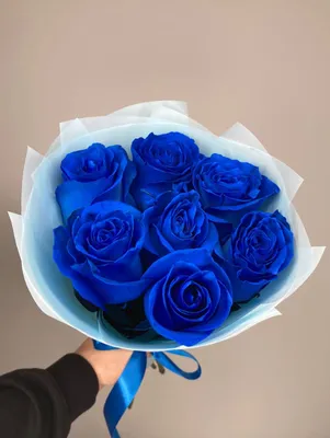 Синие розы с белыми \"Chess\" в коробке за 6 390 руб. | Бесплатная доставка  цветов по Москве