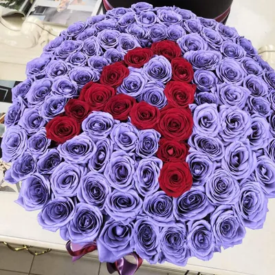 Купить фиолетовые розы в шляпной коробке с доставкой по Сургуту