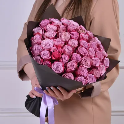 Купить сиреневые розы в шляпной коробке в Казани недорого