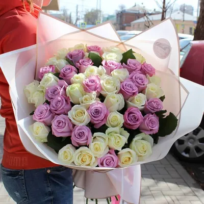 Купить букет невесты из сиреневых и белых роз с бесплатной бутоньеркой и  доставкой | TopFlo.ru