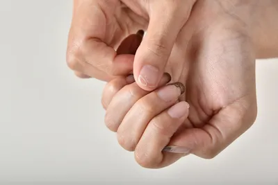 Изображение рук с проблемой слоящихся ногтей: что делать