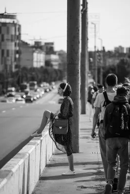 Вид сверху . Случайная группа молодых людей, стоящих в кругу . Стоковое  Фото - изображение насчитывающей отношение, современно: 211465228