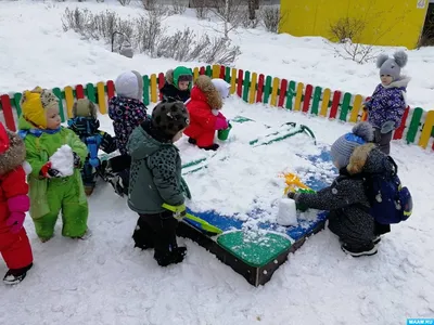 Дети расточают зимний снег Дети чист на дороге Стоковое Изображение -  изображение насчитывающей холодно, малыш: 163627689