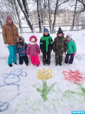 Снег ребенка заразительный в парке зимы Стоковое Фото - изображение  насчитывающей еда, братства: 80038062