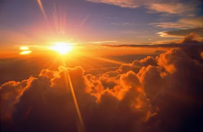 Вертикальное изображение солнца на голубом небе с солнечными лучами и  облака Стоковое Фото - изображение насчитывающей день, чистка: 214358350