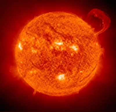 солнце показывает свою огненную красноту, фото солнца в открытом космосе  фон картинки и Фото для бесплатной загрузки
