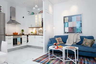 Зеленая кухня для небольшой квартиры-студии со столешницей из  искусственного камня от производителя - мебель на заказ MrDoors.