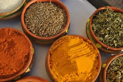 Индийская Женщина Продающие Специи И Семена На Рынке Специй В Индии —  стоковые фотографии и другие картинки Азиатская кухня - iStock