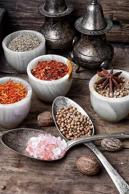 перец и индийские специи разнообразные специи и приправы на кухонном столе  Фото Фон И картинка для бесплатной загрузки - Pngtree