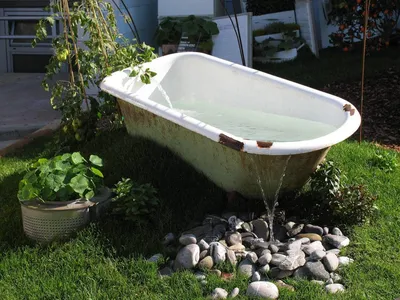 Необычные и полезные идеи для дачи из старой чугунной ванны | Garden  bathtub, Outdoor bathtub, Water features in the garden