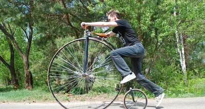 Пенни-фартинг и его закат: 20 старинных снимков людей с непривычными  велосипедами