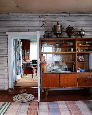 Вы замечали, что старые деревенские дома часто похожи друг на друга?!  Схожая планировка, одинаково оббитое чем-то внутри дома бревно… | Instagram