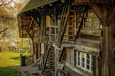 Старинные деревянные дома — в историческом центре города