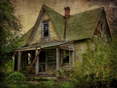 Фотография Старые деревянные дома на фоне новых панельных домов | Фотобанк  ГеоФото/GeoPhoto | GetImages Group