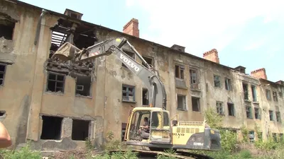 В Волгограде демонтируют старые металлические конструкции, служившие ранее  ограждениями