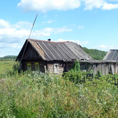Молодая семья купила старый дом в белорусской деревне - и обставляет его  вещами бабушек и дедушек