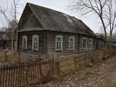 Бесплатные Старый Русский дом в деревне стоковые фотографии | FreeImages