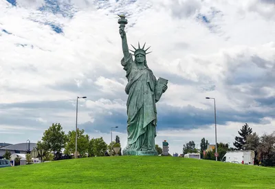 Статуя Свободы Вид Сбоку — стоковые фотографии и другие картинки Статуя  свободы - Статуя свободы, Съёмка сбоку, 2015 - iStock