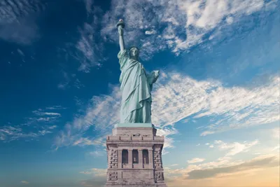 Статуя Свободы — стоковые фотографии и другие картинки Статуя свободы - Статуя  свободы, Вид сзади, Горящий факел - iStock