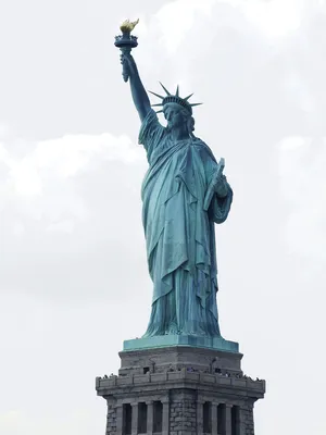 статуя свободы находится посреди парка, статуя Свободы, Hd фотография фото,  облако фон картинки и Фото для бесплатной загрузки