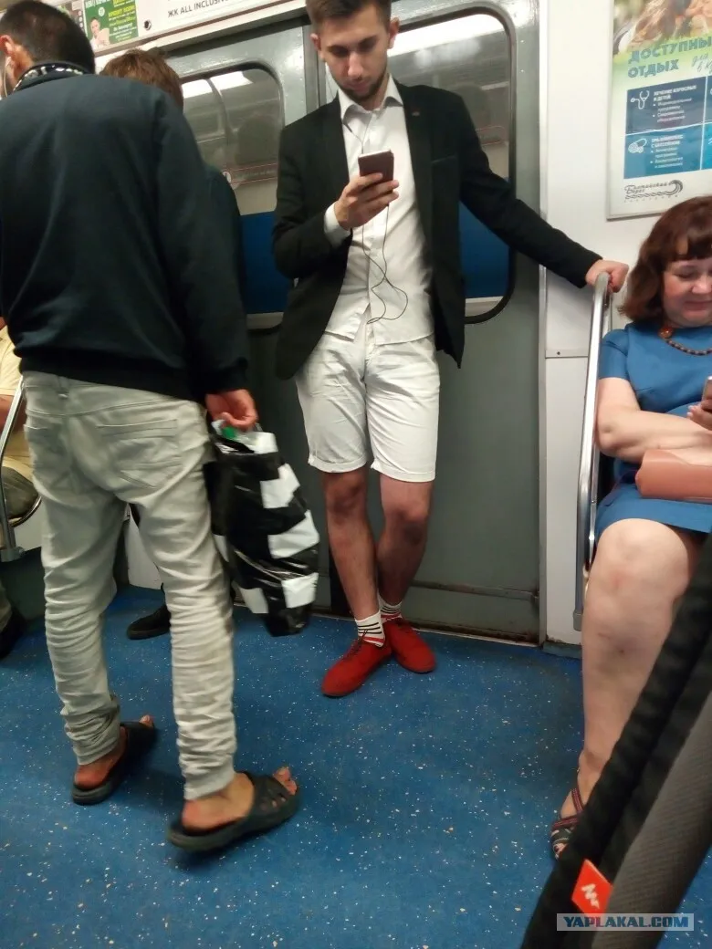 Стояк истории. Парни без штанов. Смешной дресс код. Встал в общественном транспорте.