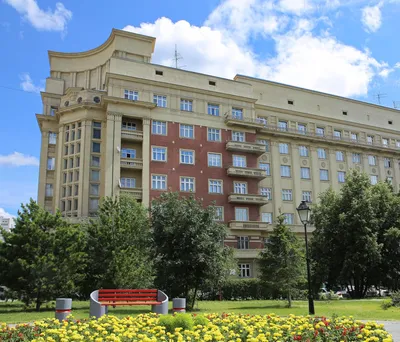 В Новосибирске прокуратура проводит проверку из-за обрушения фасада  легендарного 100-квартирного дома