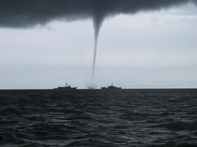 Движущийся поезд в тёмных краях …» — создано в Шедевруме