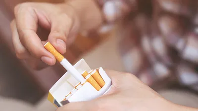 С 15 ноября на сигаретах будут размещать страшные картинки о вреде курения