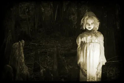 страшная женщина-призрак в старом доме с привидениями ночью Иллюстрация  штока - иллюстрации насчитывающей кошмар, хэллоуин: 224001088