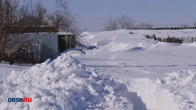 Через залежи снега: в Рязани дети вынуждены пробираться в школу через  огромные сугробы - KP.RU