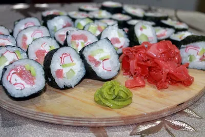 домашние суши-роллы, приготовленные из лосося-японского омлета авакадо и  соевого соуса Стоковое Фото - изображение насчитывающей ассортименты,  крены: 243866288