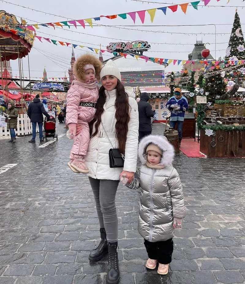 Ольга Рапунцель всё приготовила и похвасталась накрытым столом, но лучше бы она этого не делала. Ольга Рапунцель всё приготовила и похвасталась накрытым столом, но лучше бы она этого не делала.