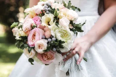 Букет невесты: свадебные композиции из роз, пионов, фрезий, эвкалипта,  лаванды, редких цветов. Оригинальные букеты на свадьбу для невест.