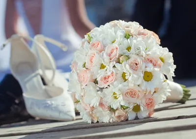 свадебный букет изолированные на белом фоне свежие пышные яркие цветы PNG , свадебный  букет, изолированные на белом свежий пышный букет из ярких цветов, свадебный  букет на белом фоне PNG картинки и пнг