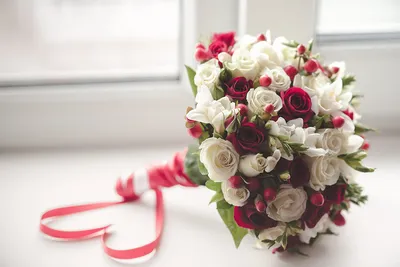 Купить свадебный букет невесты из белых и бордовых роз в Минске