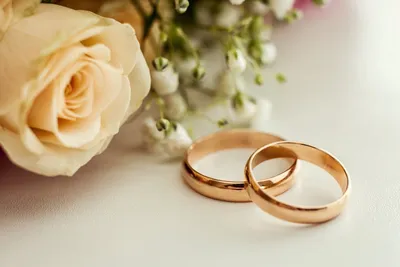 Свадебные руки с кольцами в красивой обрамляющей рамке