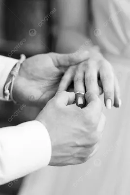 Фотография свадебных рук с кольцами в черно-белом формате