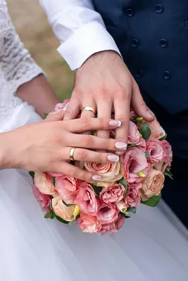 Свадебные руки с кольцами в формате WebP на фоне цветущих деревьев