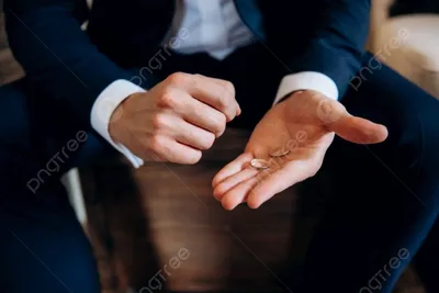 Свадебные руки с кольцами в формате WebP на фоне моря